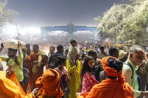 Massive gathering of devotees walking to holy triveni sangam at mahakumbh a.. 库存照片
