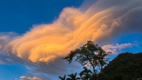 Massive Golden Wave Cloud over Wulai New Taipei City Taiwan Foto stock