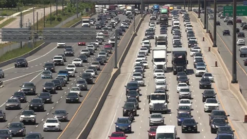 Massive heavy rush hour traffic jam on highway Vídeos de archivo 155570871