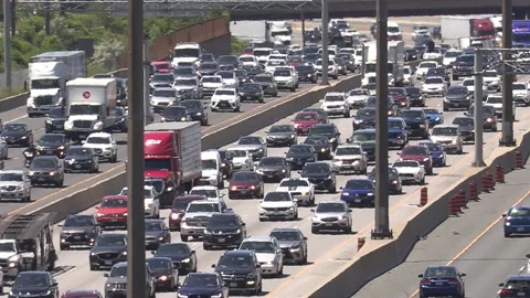 Massive heavy rush hour traffic jam on highway Vídeos de archivo 155573526