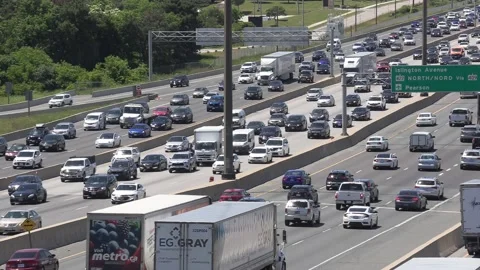 Massive heavy rush hour traffic jam on highway Vidéo 155576142