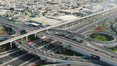 Massive highway intersection in Dubai with lots of traffic passing through, 4k Stockbeeldmateriaal 151931774