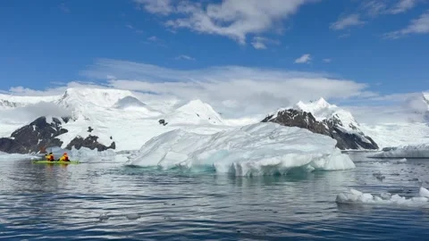 Massive Iceberg Drifts Beneath Towering Glaciers on Western Antarctic Peninsula Видео 337125581