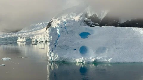 Massive Iceberg Floating in Calm Waters of the Western Antarctic Peninsula 動画素材 337125773