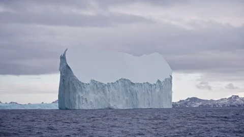 Massive Iceberg in Open Ocean in Antarctica Vídeos de archivo 335080092