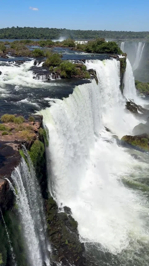 Massive Iguazu Falls Cascading Over Rocky Cliffs 库存影片 339096653