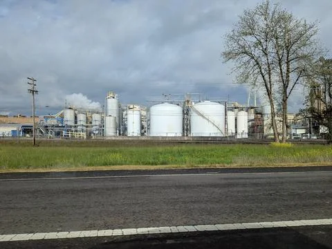 Massive industrial complex with storage tanks, pipelines Stockfoto's