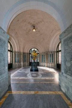 The massive marble jar Фото