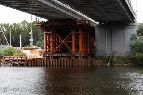 Massive metal structures during the construction of a railway bridge across t Foto stock