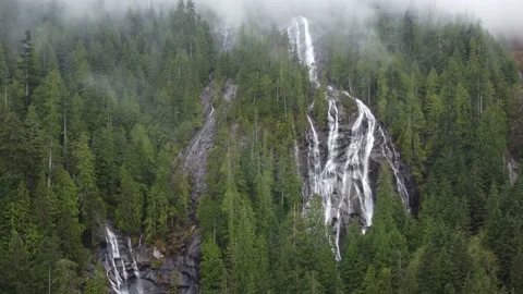 Massive Mountain Waterfall in a Dense, Misty Forest 스톡 동영상 191757709