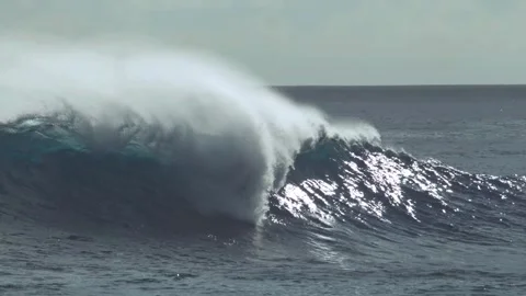 Massive ocean wave breaking in the deep blue sea 库存影片 339133749