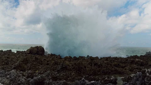 Massive Ocean Wave Exploding Over Sharp Coastal Rocks in Dramatic Slow Motion Vídeos de archivo 337028767