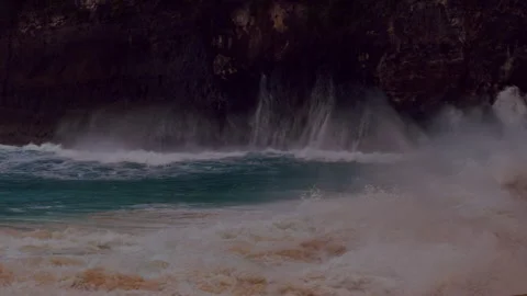 Massive Ocean Wave Exploding into White Spray at Kelingking Beach in Slow Motion Vídeos de archivo 337023082