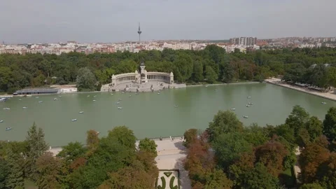 Massive pond with boats floating in the middle of the park in Valencia, 4k Stock Footage 164855703