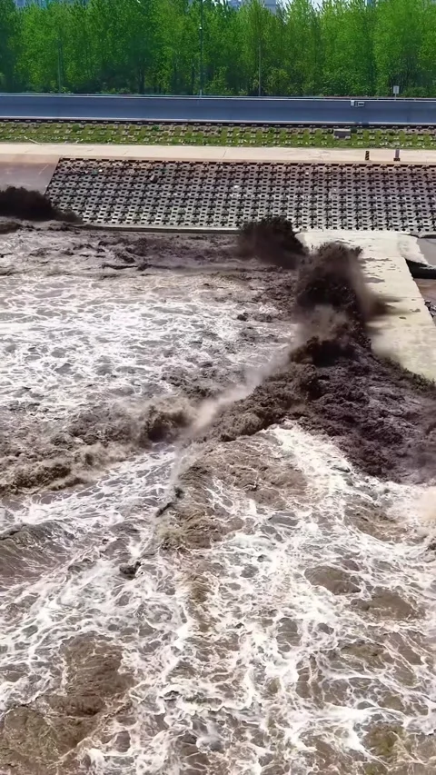 Massive Qiantang River Tidal Bore Surging Along Concrete Embankment China Stockbeeldmateriaal 342603216