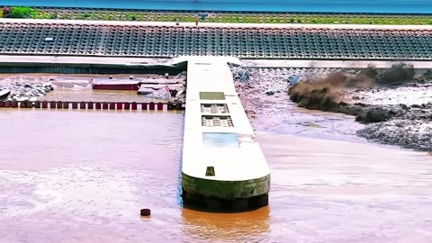Massive Qiantang River Tidal Bore Wave Crashing Along Embankment China Vidéo 342603265