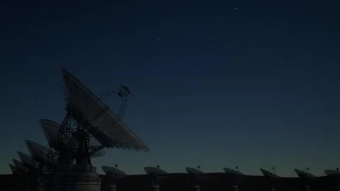 Massive Radio Telescope Array Under Starry Night Sky, Wide Shot Vidéo 339070252