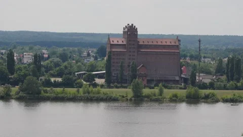 Massive red brick Elewator building towering on opposite bank Vistula in Plock Vidéo 331502192