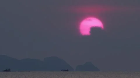 Massive Red Sunset Sun with Boat Silhouette Vídeos de archivo 333290444