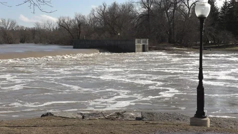 Massive river flooding during record warm temperatures in Ontario Canada Vídeo Stock 150241900