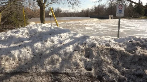 Massive river flooding during record warm temperatures in Ontario Canada Vídeos de archivo 150242090