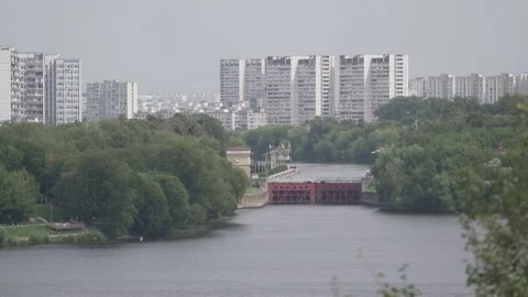Massive river lock at Moscow river in front of city buildings Video stock 137653927
