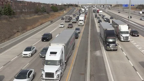 Massive rush hour highway traffic gridlock with cars and trucks driving Vídeos de archivo 151063524