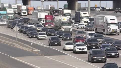 Massive rush hour highway traffic gridlock with cars and trucks driving 库存影片 151063931