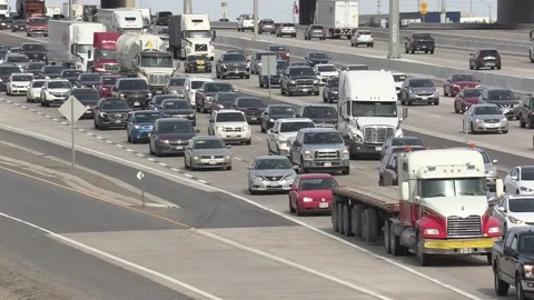 Massive rush hour highway traffic gridlock with cars and trucks driving Vídeo Stock 151064002