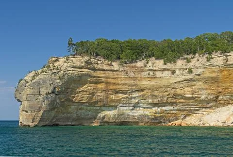 Massive Sandstone Cliffs on the Lakeshore Stockfoto's