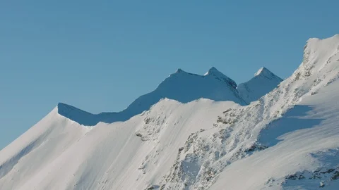 A massive snow covered mountain range with a dolly in move Vídeos de archivo 102184836
