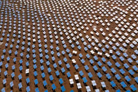 A massive solar array at the Ivanpah Generating station in the d 스톡 사진