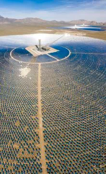 A massive solar array at the Ivanpah Generating station in the d Foto stock