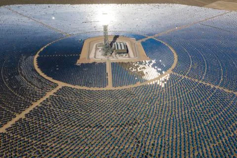 A massive solar array at the Ivanpah Generating station in the d Foto stock