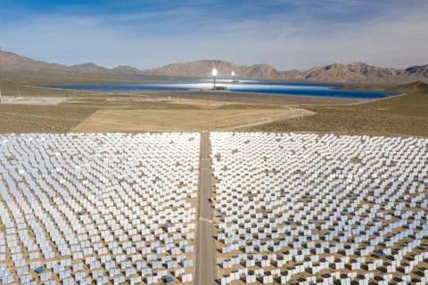 A massive solar array at the Ivanpah Generating station in the d Foto stock