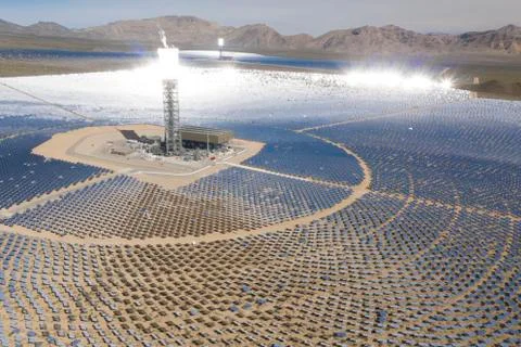 A massive solar array at the Ivanpah Generating station in the d 스톡 사진