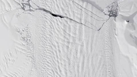 A massive spaceship passes over an ice-covered landscape Stock-Footage 137212974