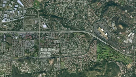 A massive spaceship passes over a small US city Video stock 133680667