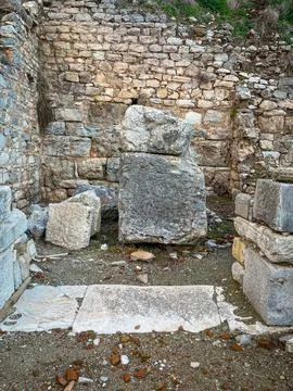 Massive Stone Blocks Stack Amid Weathered Walls in Ephesus Roman Agora Stock-Fotos