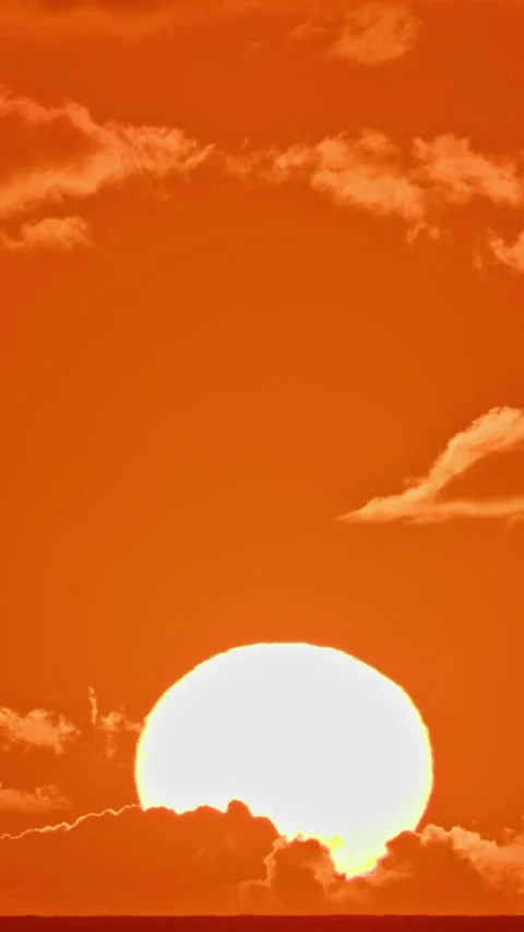 Massive sun setting through clouds, vertical time lapse Video stock 301041142