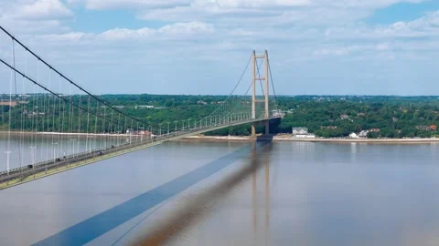 Massive suspension bridge spans wide river Vidéo 343524902