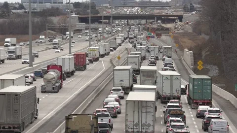 Massive Toronto highway traffic jam with cars and trucks on the busy 401 Vídeos de archivo 151060298