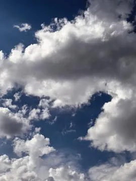 Massive Towering Cumulus Clouds in Dramatic Summer Sky Stockfoto's