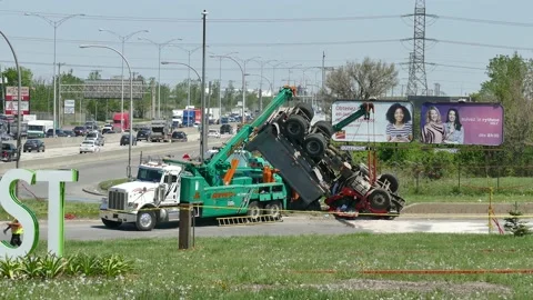 Massive towing stabilizing crashed truck Video stock 133267730