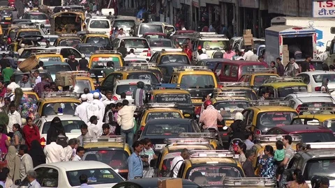 Massive traffic jam and vibrant street scene in downtown Mumbai city India Vidéo 71505786