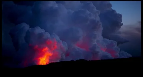 Massive Volcanic Ash Cloud At Dusk 4K Real Shot Lava Vídeo Stock 332297829