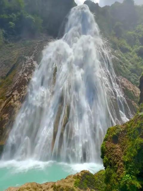 Massive Waterfall Flowing into Turquoise Pool 库存影片 340264070