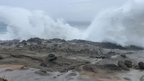 Massive wave splashes against cliff on Oregon Coast Video stock 329448775
