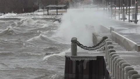 Massive waves breaking and crashing into shore in hurricane force wind storm. Vídeo Stock 147987606