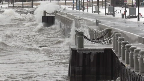 Massive waves breaking and crashing into shore in hurricane force wind storm. Vídeos de archivo 147991045